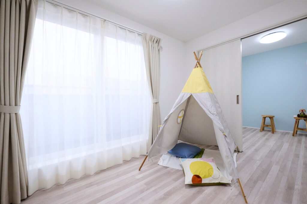 ３階子供部屋　優しい色合いのエコフリース壁