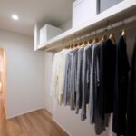 寝室横のウォークインクローゼットは、家族全員の衣類を収納