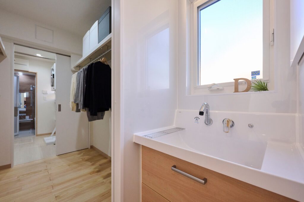 回遊動線はランドリールーム（奥）～ウォークインクローゼット（中央）～洗面コーナー（手前）へ