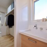 回遊動線はランドリールーム（奥）～ウォークインクローゼット（中央）～洗面コーナー（手前）へ