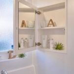 洗面コーナーには、必要なものをスッキリ収納できる扉付きの手作り収納を計画