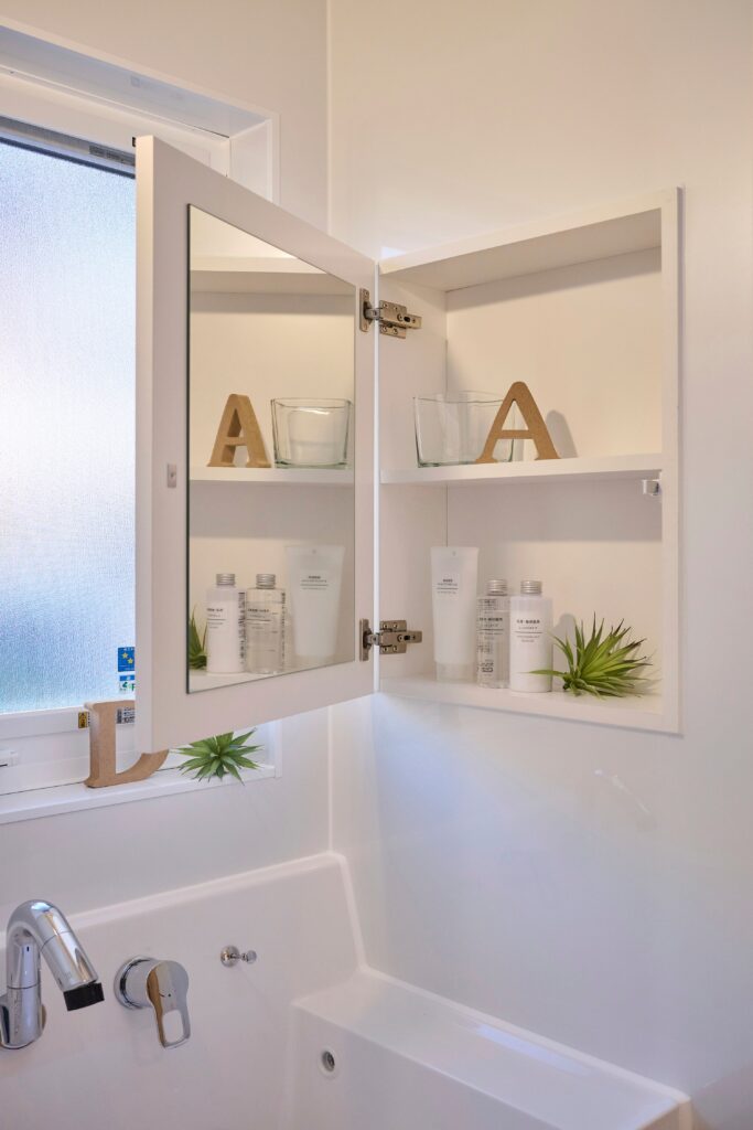 洗面コーナーには、必要なものをスッキリ収納できる扉付きの手作り収納を計画