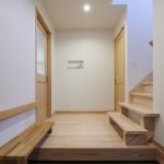 玄関には靴の履き脱ぎに便利な背もたれ付きのベンチを設えました。