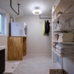 造作台の上に人気の乾太くんを備えたランドリールーム 右手の可動棚も造作で