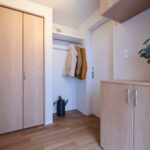 1階親世帯の玄関にはコートの居場所を 事務所側の引戸は壁と同色にしノイズを抑えています