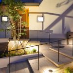 敷地の高低差を活かしたゆとりのあるアプローチ
