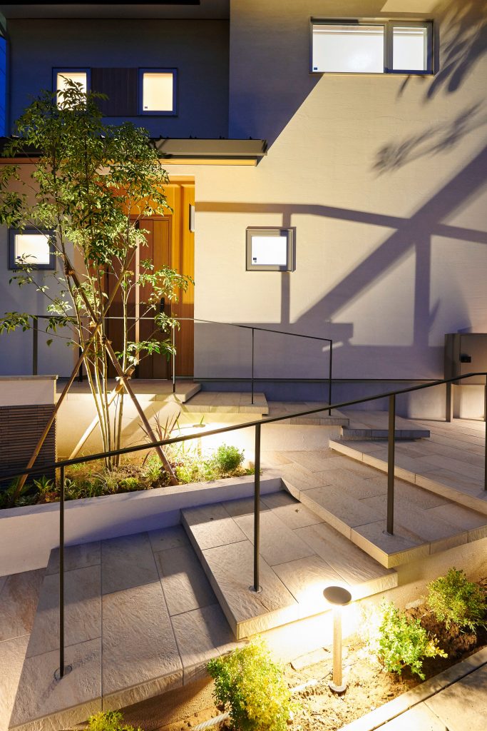 敷地の高低差を活かしたゆとりのあるアプローチ<br />
