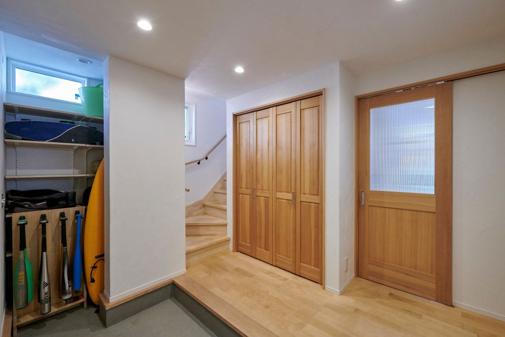 アクティブなご家族の趣味の道具は大容量の玄関土間収納へ