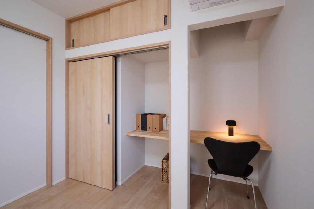 御主人こだわりのワークスペース　柱奥はカウンターが繋がっているユニークなお籠りスタイル