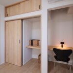 御主人こだわりのワークスペース　柱奥はカウンターが繋がっているユニークなお籠りスタイル