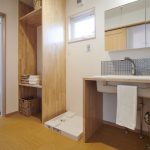 大きな洗面脱衣室には、実験用シンクを使った洗面化粧台やリネン棚を設えました。
床には、足触りが良い籐タイルを使っています。