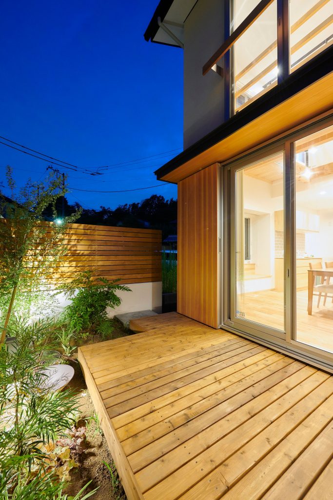 リビングと一体利用できるウッドデッキ<br />
