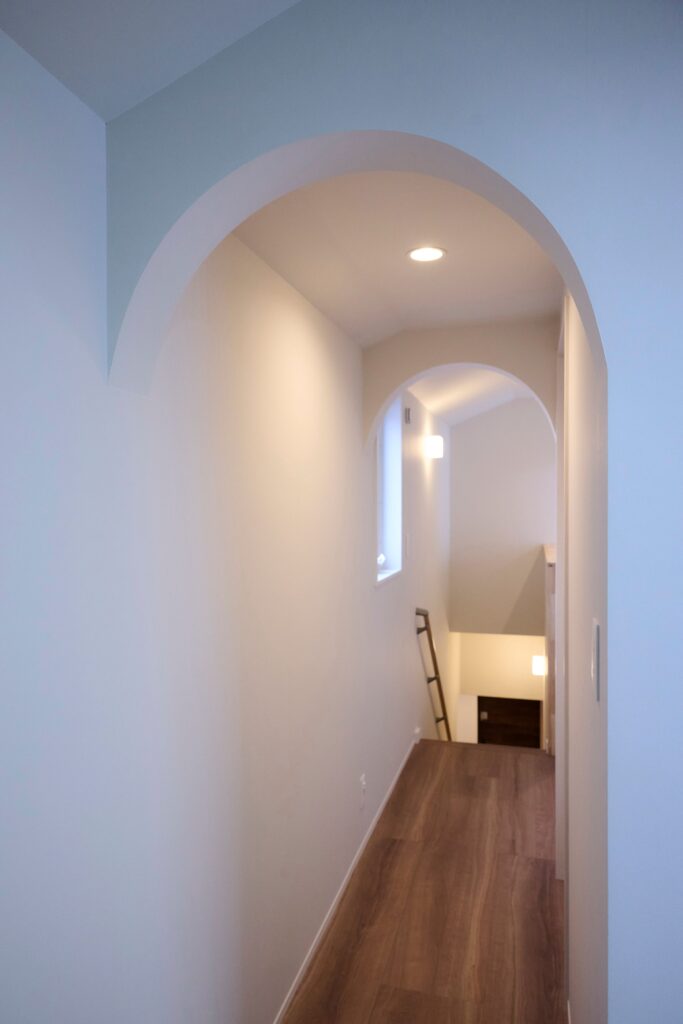 さりげなく設けた２つのアーチ壁が、空間を優しく分けて