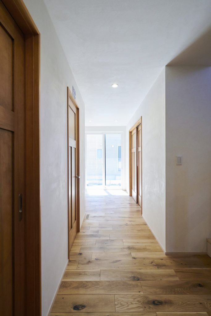 玄関から庭へ通じる奥行のある廊下は、<br />
森の外へ通じる小道のようです。