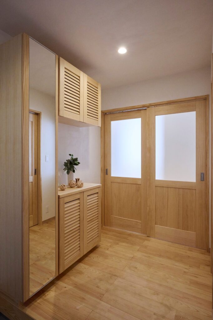 風通しの良いガラリ扉の玄関収納