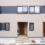 1階親世帯の玄関にはコートの居場所を 事務所側の引戸は壁と同色にしノイズを抑えています