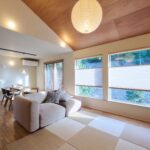 杉板とガルバリウム鋼板の外壁<br />
