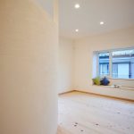 ワクワクを感じさせる湾曲した間仕切り壁。