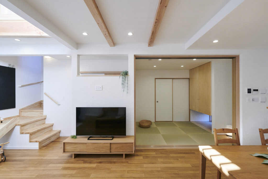 リビングの天井近くに配した開口が、空間につながりをもたらします