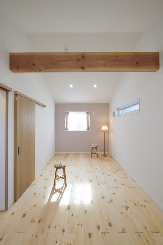 ２人のお子様の部屋を分ける大きな梁<br />
