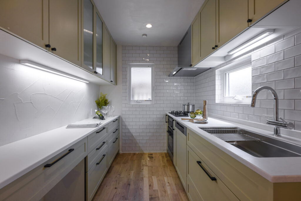 ニュートラルカラーで揃えた優しいキッチン