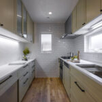 ニュートラルカラーで揃えた優しいキッチン