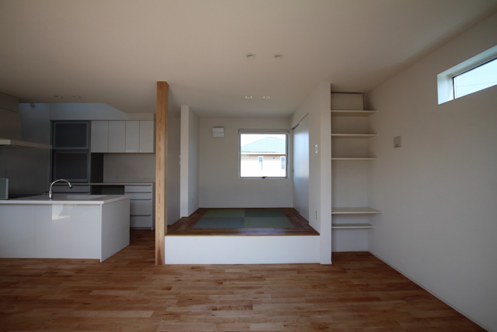 リビングの小上がりはベンチの代わりにもなります<br />
