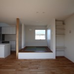 リビングの小上がりはベンチの代わりにもなります
