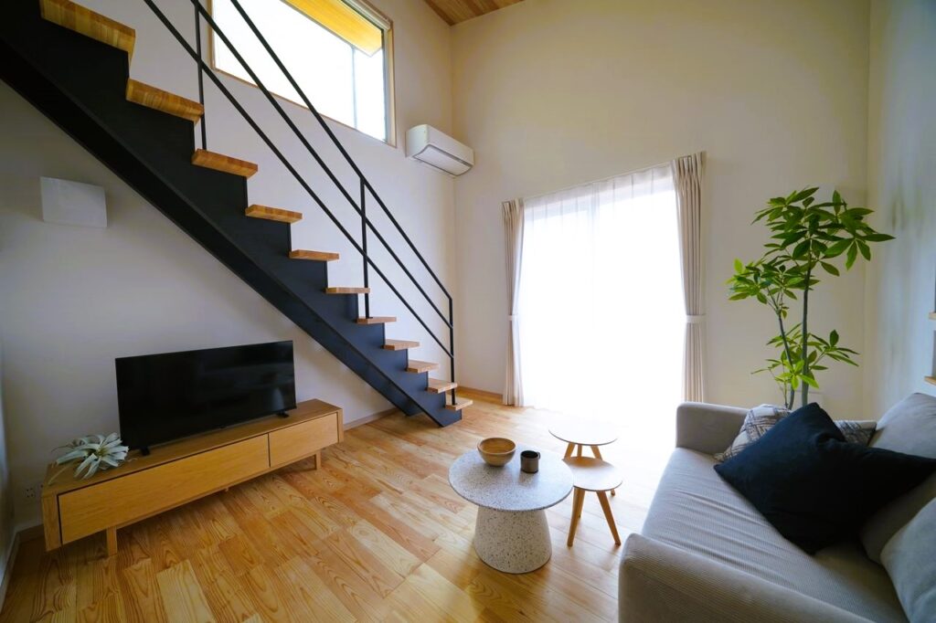 空間を引き締める黒のスケルトン階段と、心地よい陽光