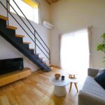 空間を引き締める黒のスケルトン階段と、心地よい陽光