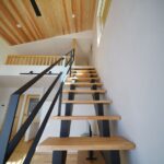 木目が美しい杉の勾配天井と空気の流れをやさしく整えるシーリングファン