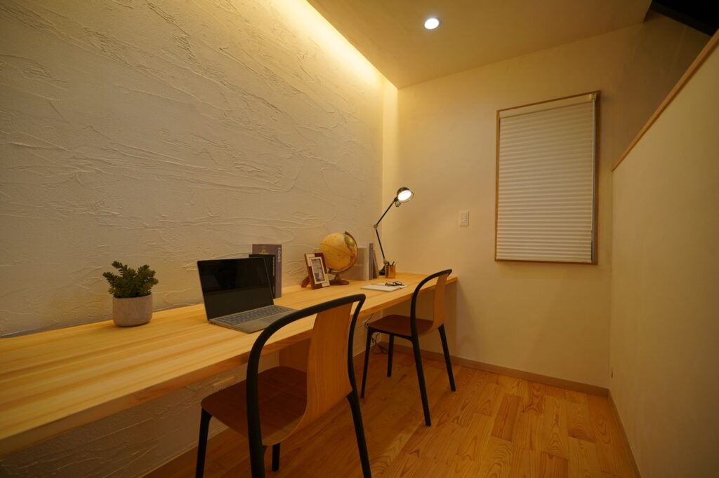 ワークスペースは、夜になると漆喰をやわらかく照らすくつろぎの居場所に